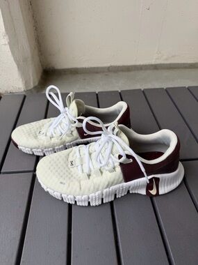 Nike Metcon Cream and Burgundy Low-Top Training Sneakers size 8.5